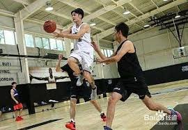 《球场草皮的秘密：人工草皮与天然草皮对球速的反弹影响》